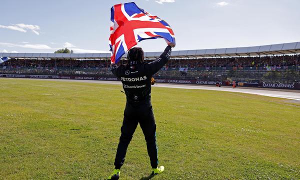 Lewis Hamilton jubelt vor Heimpublikum.