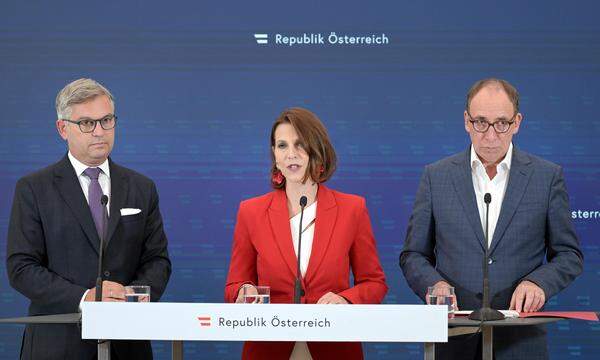 Finanzminister Magnus Brunner (ÖVP), Kanzleramtsministerin Karoline Edtstadler (ÖVP) und Sozial- und Gesundheitsminister Johannes Rauch (Grüne) nach dem Ministerrat.