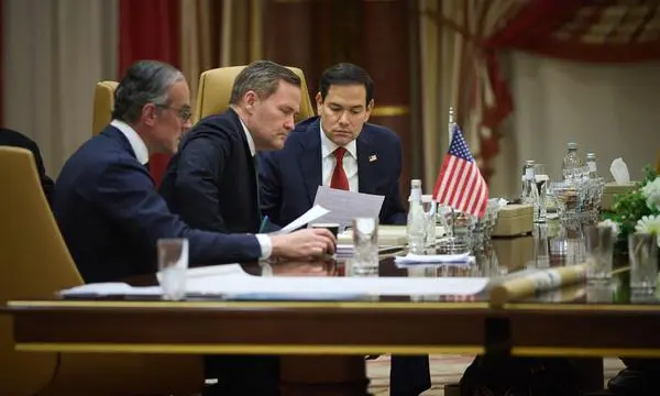 Außenminister Marco Rubio (r.) übernimmt vorläufig auch die Rolle des Nationalen Sicherheitsberaters Mike Waltz (m.).