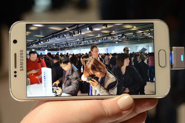 Die Kamera lässt sich mit einem "Doppeltippen" auf den physischen Home-Button innerhalb eines Augenschlags aktivieren. Laut Samsung dauert es nur 0,7 Sekunden. Damit kann man jeden Moment festhalten - ist er auch noch so kurz. Und die Qualität der Kamera ist wirklich sehr gut.