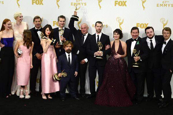 So ging auch die Königskategorie "Dramaserie" an die HBO-Produktion. Zu den Verlierern des Abends zählt hingegen "House of Cards" (zwei Preise in Nebenkategorien), da auch die nominierten Hauptdarsteller Kevin Spacey und Robin Wright leer ausgingen.