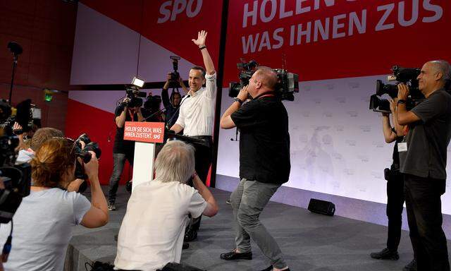 „Richtungsentscheidung am 15. Oktober“: Bundeskanzler Christian Kern lässt sich beim Bundesparteirat der SPÖ in der Messe Wien feiern.