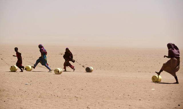 Wasser auf Rädern: In Kenias Wüstenregionen muss Wasser mühselig über weite Strecken herbeigebracht werden