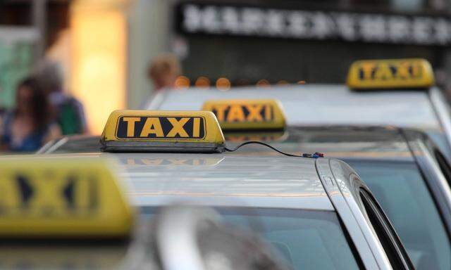 Die Taxi-Innung hat gegen den Konkurrenten Uber in Wien eine harte Gangart eingeschlagen.