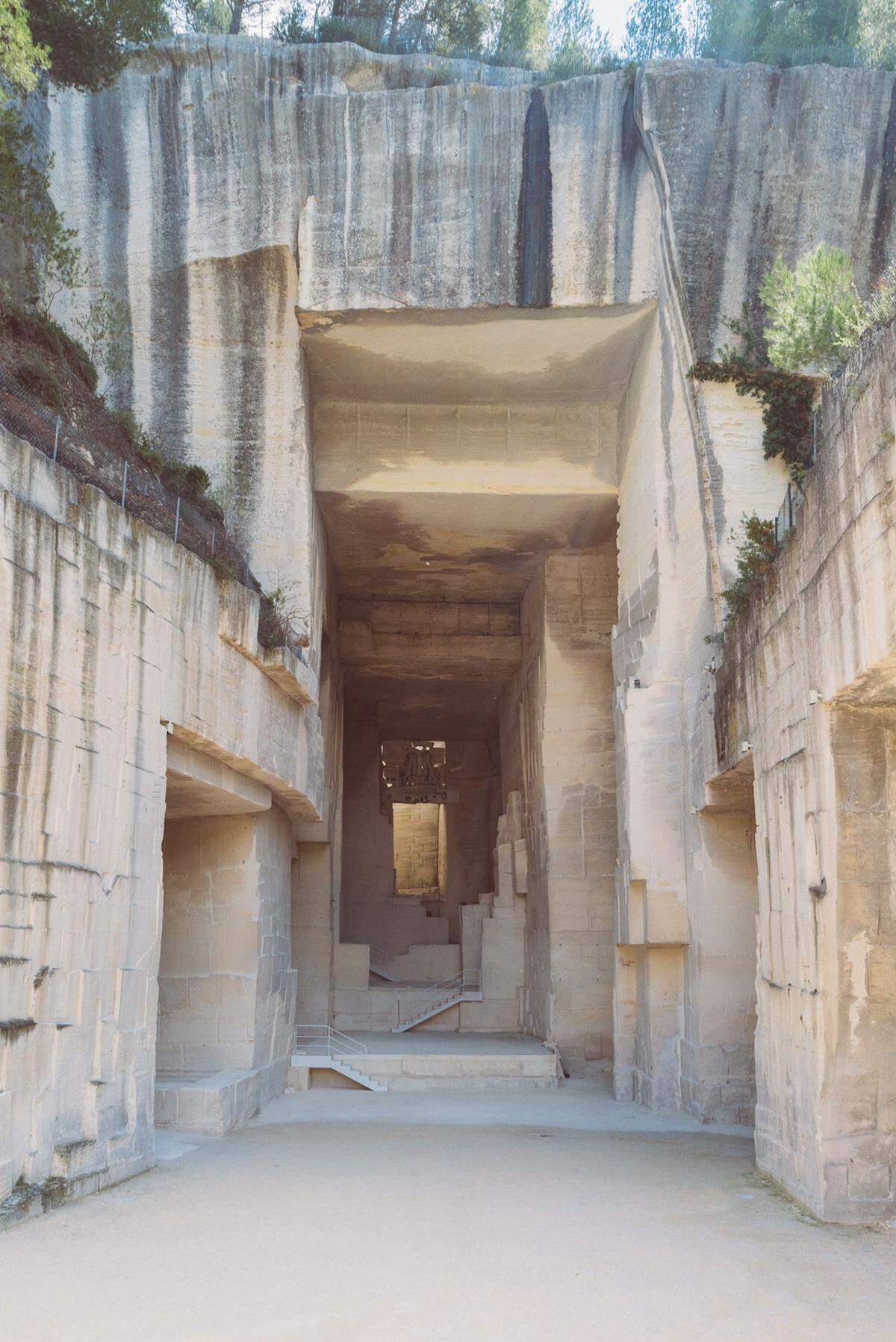 Die Kalksteinbrüche von Les Baux-de-Provence liegen meistens eher Touristen am Herzen. Jetzt fand auch Karl Lagerfelds Nachfolgerin Virginie Viard Gefallen an der Szenerie.