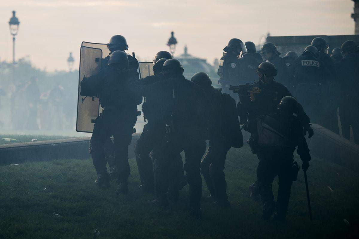 Unter anderem griffen sie die Beamten mit Flaschen, Steinen, Eisenstangen und Rauchbomben an und skandierten "Frankreich den Franzosen" und "Diktatur der Sozialisten".