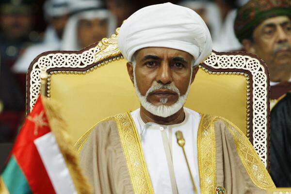Mindestens 1000 Menschen haben im Oman gegen den mit absoluter Macht herrschenden Sultan Qabus demonstriert. Zwei Demonstranten wurden von der Polizei in der Küstenstadt Sohar erschossen. Inzwischen ist die Zahl der Toten auf sechs Personen gestiegen. Das Parlament im Oman hat lediglich eine beratende Funktion. Politische Parteien sind verboten.