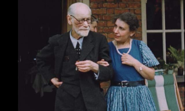 Die treue Tochter am Arm: Sigmund Freud, schon von der Krankheit gezeichnet, und Anna Freud. 
