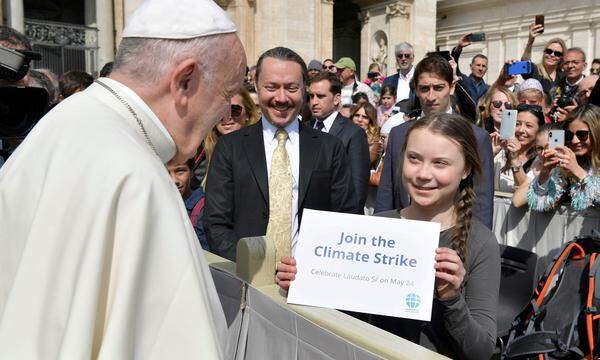 Mittwoch in der Osterwoche, das ist kein spezieller katholischer Feiertag. Mittwoch ist im Vatikan traditionell der Tag der Generalaudienz und das ist auch in der Karwoche so. Papst Franziskus traf auf dem Petersplatz dieses Mal auch die junge Klima-Aktivistin Greta Thunberg. Thunberg und Papst Franziskus teilen das gemeinsame Interesse für den Klimaschutz. Während die junge Schwedin für ihre Schulstreiks für das Klima bekannt ist, gibt der Papst immer wieder Appelle für Umweltschutz ab. Der Pontifex hatte im Jahr 2015 mit "Laudato Si" eine Enzyklika zu Umweltfragen veröffentlicht.