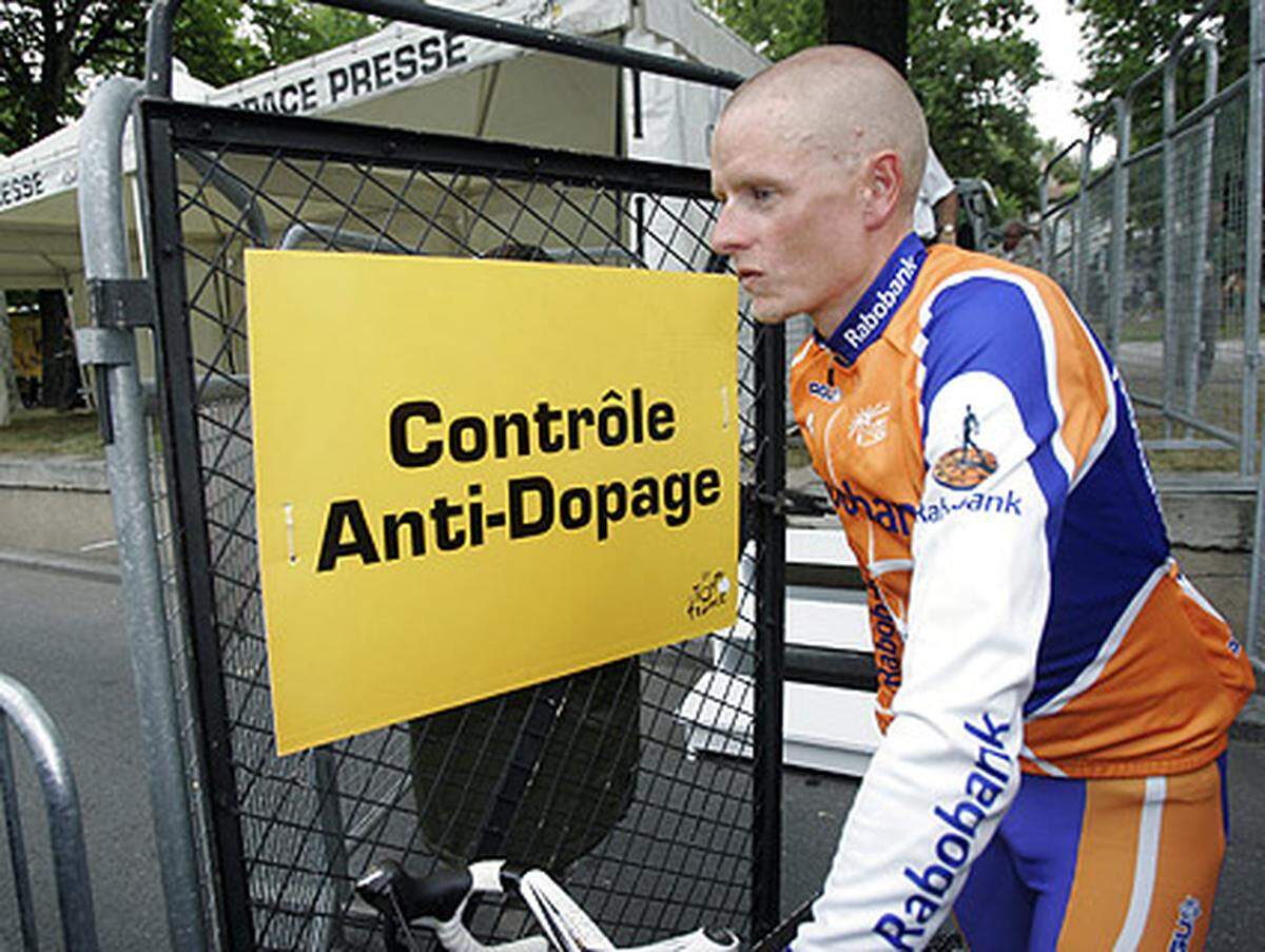 Der dänische Radsport-Verband gibt bekannt, dass Tour-de-France-Leader Michael Rasmussen aus dem Nationalteam ausgeschlossen wird, weil er es mehrmals unterlassen hatte, seinen Trainingsaufenthalt gegenüber der Anti-Doping-Agentur anzugeben.