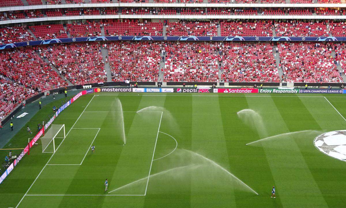 Ein besonderes Erlebnis für Fußballfans ist ein Matchbesuch beim Rekordmeister SL Benfica (namentlich Sport Lisboa e Benfica). Es handelt sich um die populärste Mannschaft des Landes, wenn auch in den letzten Jahren der FC Porto meistens erfolgreicher spielt. Das Estádio da Luz ist das größte Stadion Portugals und hat Platz für 65.000 Besucher. Die portugiesischen Fans gehören weltweit zu den friedlichsten. www.amanshauser.atNeu: Martin Amanshauser, „Die Amerikafalle, oder: Wie ich lernte, die Weltmacht zu lieben“, Kremayr &amp; Scheriau 2018.