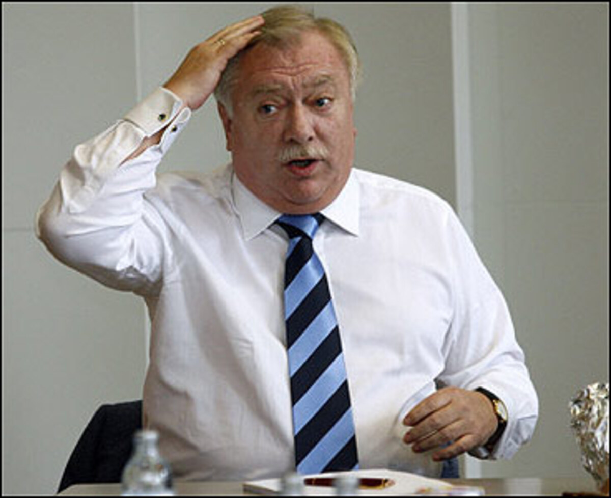 Das SP-Präsidium gibt der ÖVP ein bis zwei Wochen Zeit, noch einmal zu den Verhandlungen zurückzukehren. Wiens Bürgermeister Michael Häupl stellt erstmals offensiv eine Minderheitsregierung seiner SPÖ in den Raum. Grüne und FPÖ sollen diese stützen, um das automatische Ende der U-Ausschüsse zu verhindern.