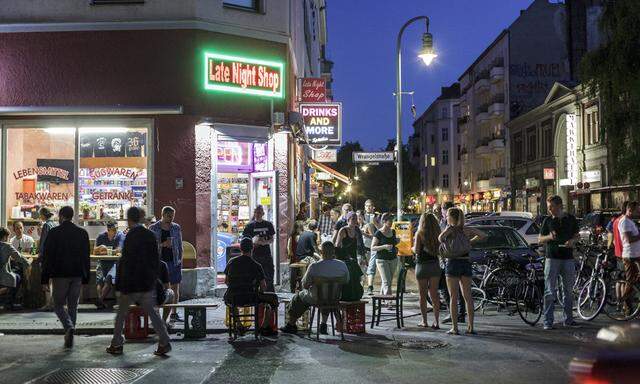 Treffpunkt im Kiez: Fast durchgängig geöffnete Läden gehören zum Berliner Lebensgefühl – so wie dieser Späti in Kreuzberg.