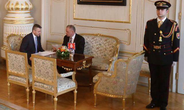 Archivbild von Ministerpräsident Pellegrini mit Präsident Kiska, die nun erneut über einen neuen Innenminister beraten.