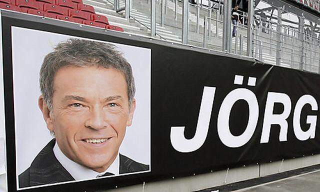 Joerg-Haider-Gedenk-Transparent im Fußballstadion