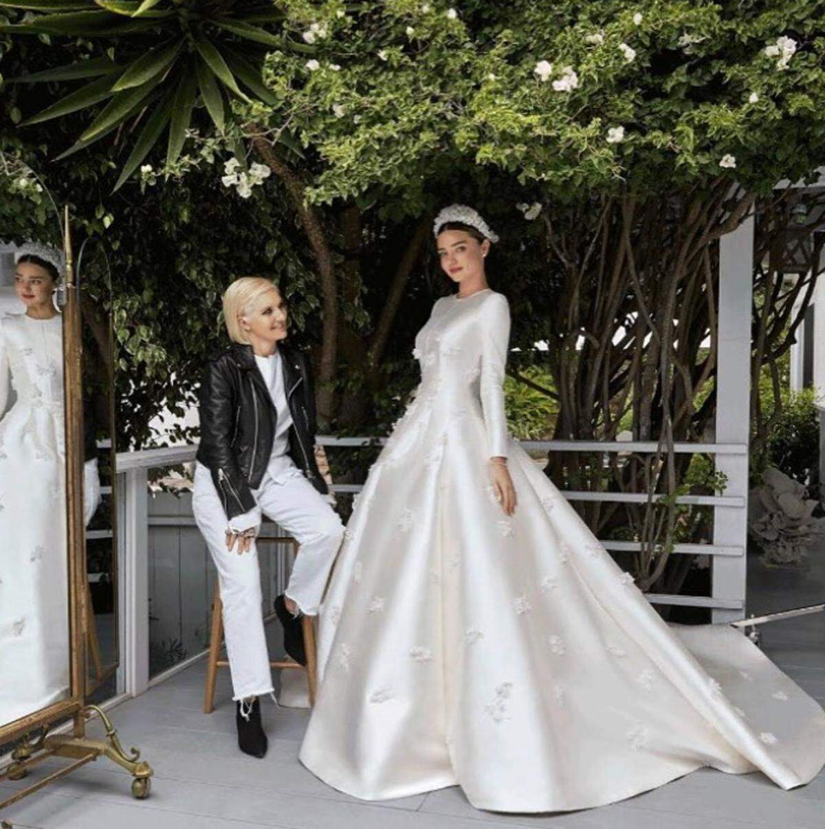 Das 34-jährige Model heiratete in einem Entwurf von Dior-Chefdesignerin Maria Grazia Chiuri. Inspiration war das hochgeschlossene Hochzeitskleid von Grace Kelly.