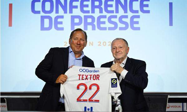 John Textor (links im Bild) bei der Bekanntgabe, den Fußballklub Olympique Lyon zu übernehmen.
