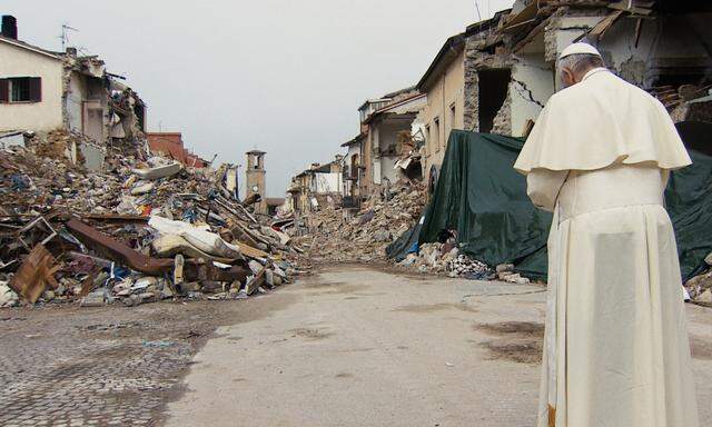 Franziskus' Reisen zu Menschen in Not sind das Fleisch des Films: Amatrice nach dem Erdbeben 2016. 