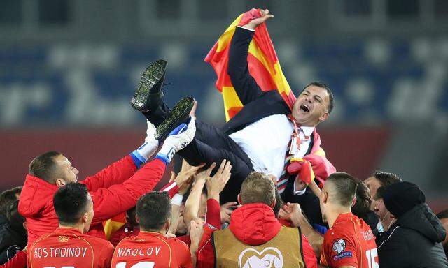 Nordmazedonien feierte Teamchef Igor Angelovski, erstmals spielt der kleine Balkan-Staat bei einer Endrunde mit.