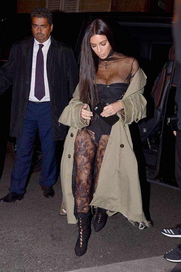 Kim Kardashian saß bei der Paris Fashion Week zwar nur in der ersten Reihe, den neuesten Kollektionen stahl sie aber die Show. So etwa mit diesem Spitzen-Ensemble, das auch zwischen den Beinen nur die nötigsten Stellen verdeckt.