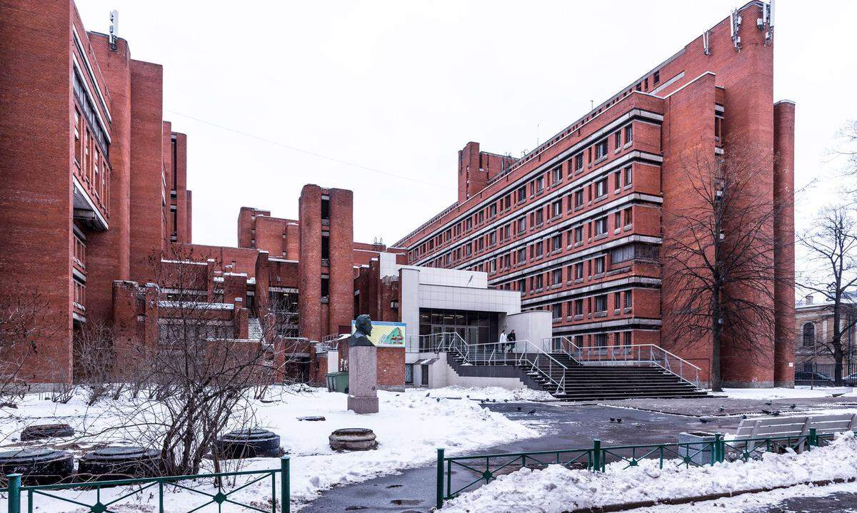 Die Ausstellung wie auch die Publikation bieten einen Überlick zu Architektur des Brutalismus zwischen 1953 und 1979. Gerade auch in Russland, wie in Form der Elektrotechnischen Universität in St. Petersburg, hat  das gestalterische Beton-Phänomen deutliche Spuren hinterlassen.