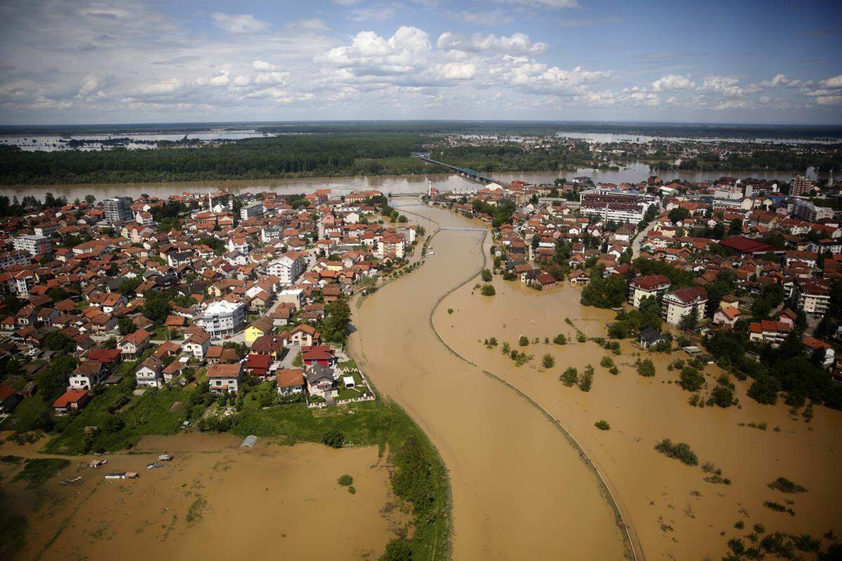 "Es ist dort ein irrsinniges Drama", sagte Kurz, der nach eigenen Angaben mit den Außenministern und Regierungschefs Serbiens und Bosniens in Kontakt steht. "Die Verwüstung ist dramatisch." Ein Bild von der überfluteten Stadt Brcko, Bosnien.