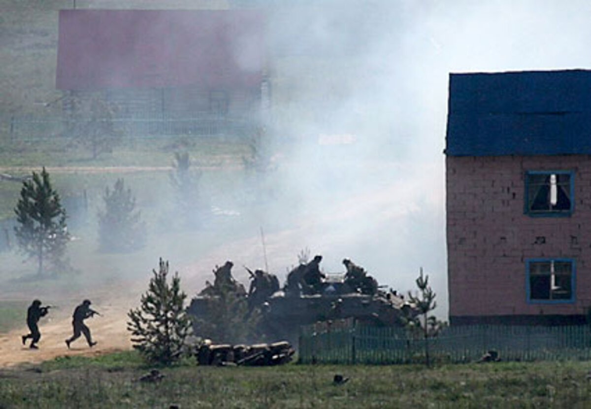 Rund 6500 Soldaten aus Russland, China und den zentralasiatischen Staaten Kirgistan, Kasachstan, Usbekistan und Tadschikistan nahmen an dem großen Manöver in der Region um Tscheljabinsk im Südural teil.