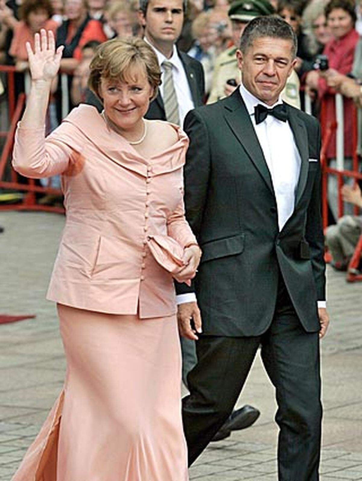 Deutschland hat eine "männliche First Lady": Bundeskanzlerin Angela Merkel ist seit 1998 mit dem Chemiker Joachim Sauer verheiratet. Sauer tritt selten in der Öffentlichkeit auf, er ist kein Fan des Repräsentierens. Was seine politischen Ambitionen angeht, gilt er als interessiert. Angela Merkel nimmt seine politische Meinung ernst, in der Öffentlichkeit äußert sich Sauer jedoch nicht dazu.