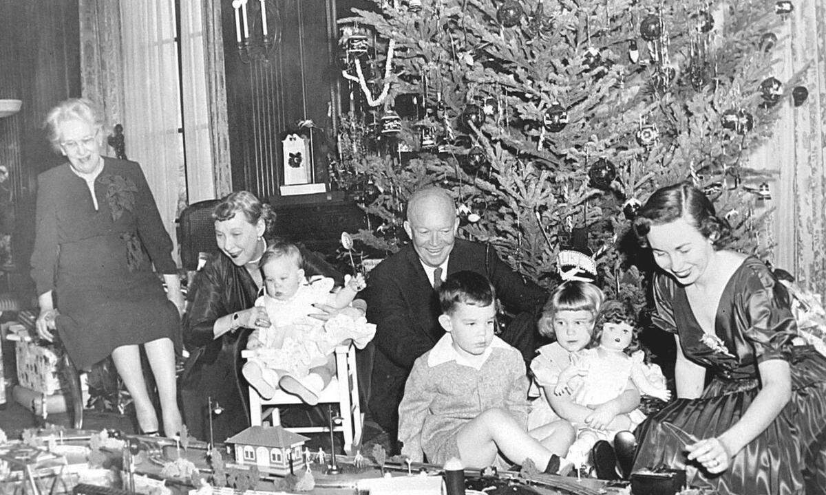 Die Eisenhower-Regierung stellte einen langjährigen Rekord für die Anzahl der Bäume im Weißen Haus auf. Sie installierte 26 Bäume, die 1959 in jedem Stockwerk des Hauses standen.