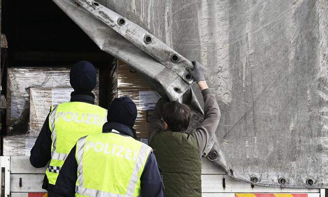 Die Polizei kontrolliert verstärkt an den Grenzübergängen.  