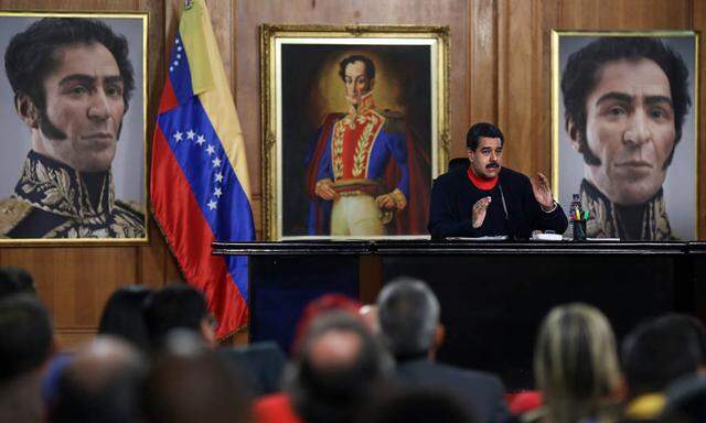 Präsident Maduro vor Porträts des Vorbilds seiner bolivarianischen Bewegung, des Befreiungskämpfers Simón Bolívar (1783–1830).