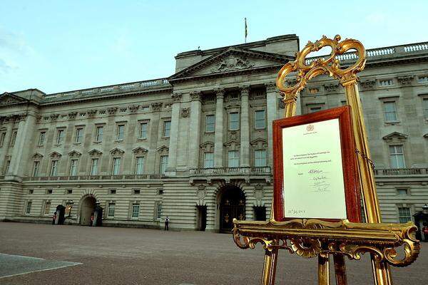 ... Der Bub kam bereits am Montagnachmittag um 16.24 (17.24 Uhr MESZ) Uhr zur Welt. Nachdem die Familie über die Geburt informiert wurde, wurde eine Geburtsanzeige auf einer goldenen Staffelei am Tor des Buckingham-Palastes ausgehängt, unterzeichnet von den königlichen Ärzten.
