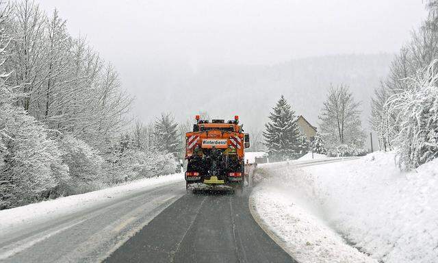Oberlausitz Region Zittau Wintereinbruch und ergiebige Schneefaelle am Mittwoch Am Mittwoch kam es