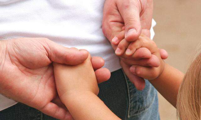 Haende halten Kinderhaende - hands to hands of a child