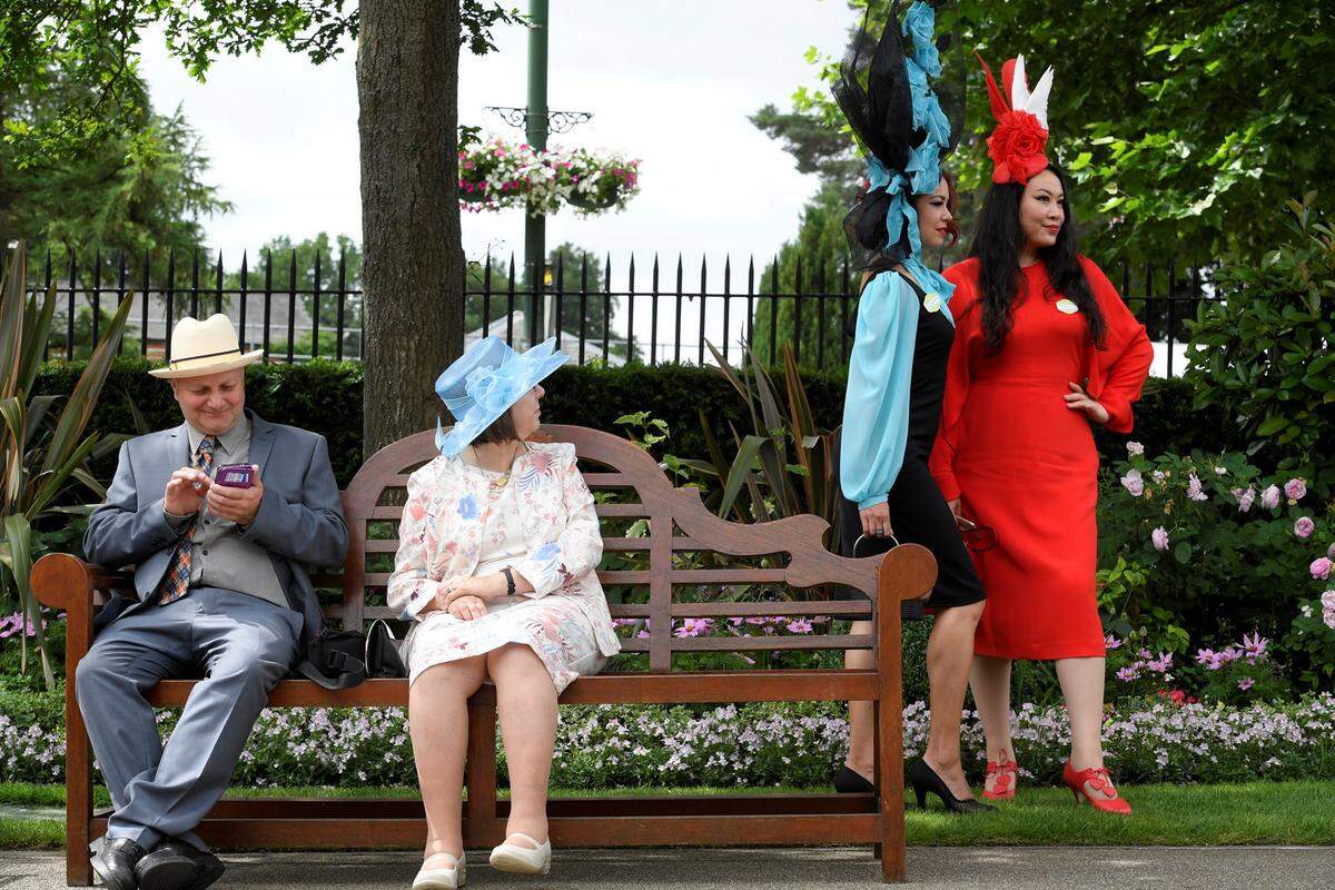 So dürften beispielsweise in der so genannten Royal Enclosure, von wo aus sich auch die Mitglieder der Königsfamilie die Rennen anschauen, die weiblichen Gäste nicht mehr kleine "Fascinators" tragen, sondern müssen richtige Hüte aufsetzen.