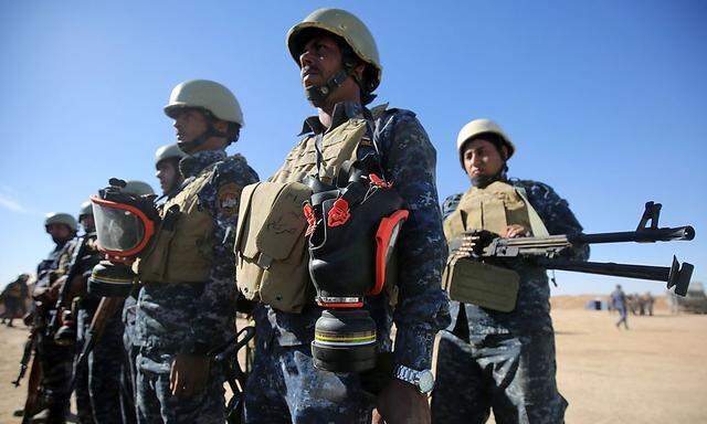 Irakische Polizisten mit Gasmasken.