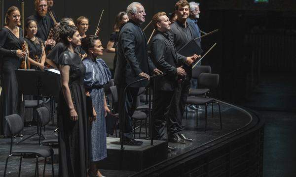 Katholisches Welttheater voller Innerlichkeit: Manfred Honeck erweiterte in Salzburg das Mozart-Requiem zum musikalischen Gottesdienst.