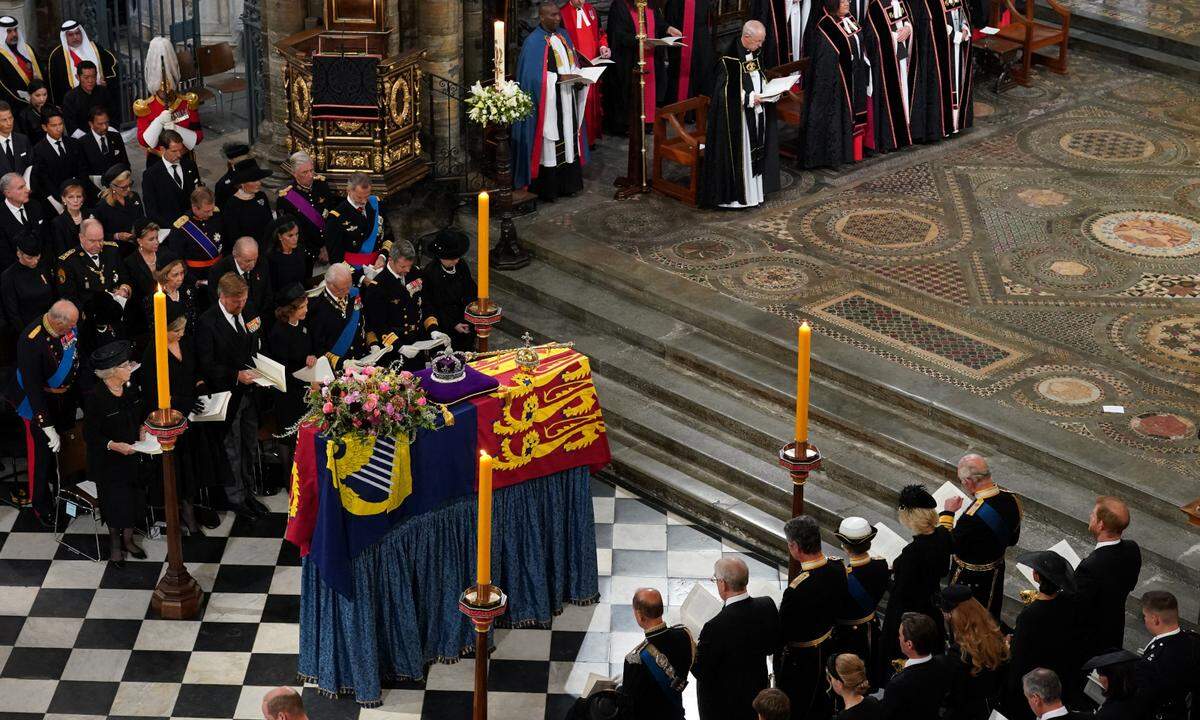 Der Trauergottesdienst für die gestorbene britische Königin Elizabeth II. ist um 13 Uhr zu Ende gegangen. Abschluss der rund einstündigen Zeremonie bildeten neben einem zweiminütigen Schweigen und dem Signal "The Last Post", die Nationalhymne und das Stück "Sleep, dearie, sleep".