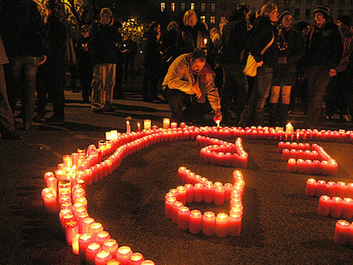 Rund um den mit Kerzen geformten Schriftzug "Wiener Lichter" stellten die Teilnehmer ihre mitgebrachten Kerzen ab.