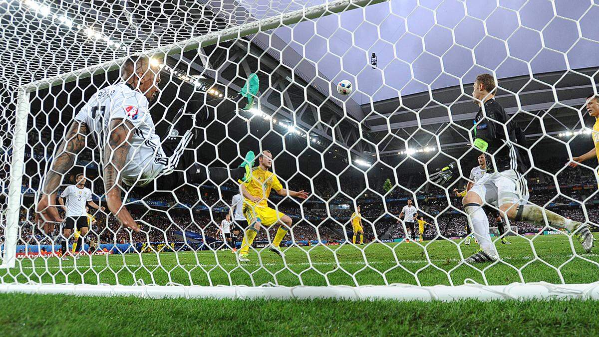 Jerome Boateng von der deutschen Nationalmannschaft rettete im Spiel gegen die Ukraine spektakulär auf der Linie. "Es ist gut, wenn man einen Jerome Boateng als Nachbarn in der Abwehr hat", sagte Trainer Joachim Löw nach dem 2:0-Sieg. Ein Seitenhieb gegen den AfD-Politiker Alexander Gauland, der gesagt hatte: "Die Leute finden ihn als Fußballspieler gut. Aber sie wollen einen Boateng nicht als Nachbarn haben."