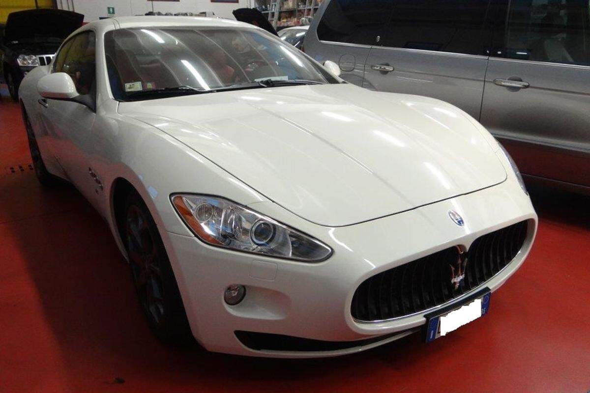 Kommen wir wieder von den nützlichen zu den schönen Dingen, wie zum Beispiel dem "Maserati Granturismo" (Italien). Der 2007 gebaute Wagen ist mit 26.891 gefahrenen Kilometern noch so gut wie neu. Verkauft wird er von der Hypo um 41.000 Euro netto.