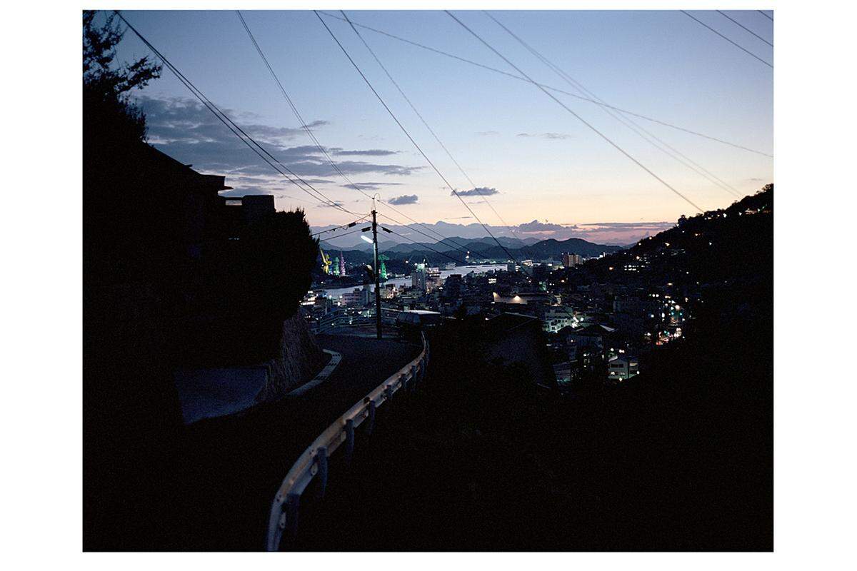 Auf den Bildern aus Fukushima ist ein Sinuskurve zu sehen, sie selbst sind eigenartig grobkörnig. "Der analoge Film hat etwas Unsichtbares wie Strahlung wiedergegeben", so der Regisseur.  Im Bild: Onomichi at Dusk, 2005, (c) Wim Wenders