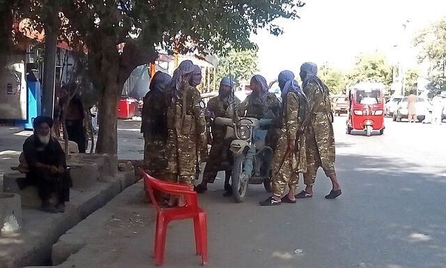 Talibankämpfer auf den Straßen von Kunduz. Die Islamisten haben nun auch Kontrolle über den Flughafen und eine Militärbasis.