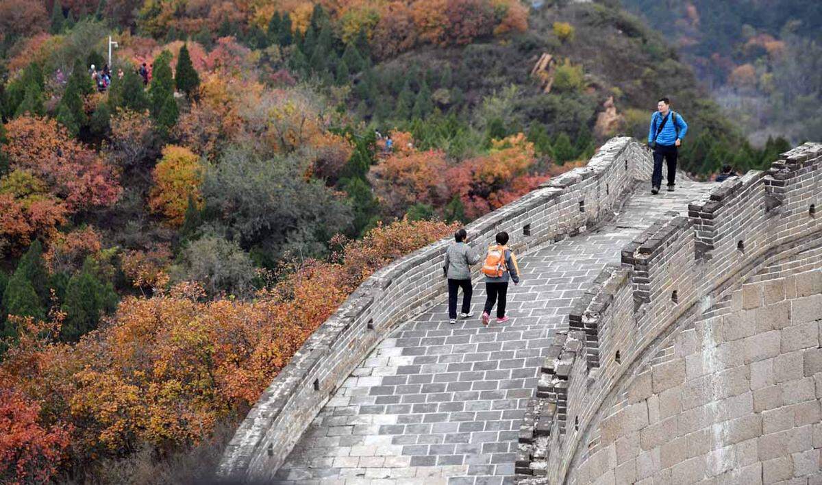 10,72 Millionen Menschen besteigen die Mauer jährlich. Dabei können nur vier kleine Abschnitte der über 8800 Kilometer langen Mauer begangen werden. Die gesamte Liste gibt es auf: www.travelandleisure.com