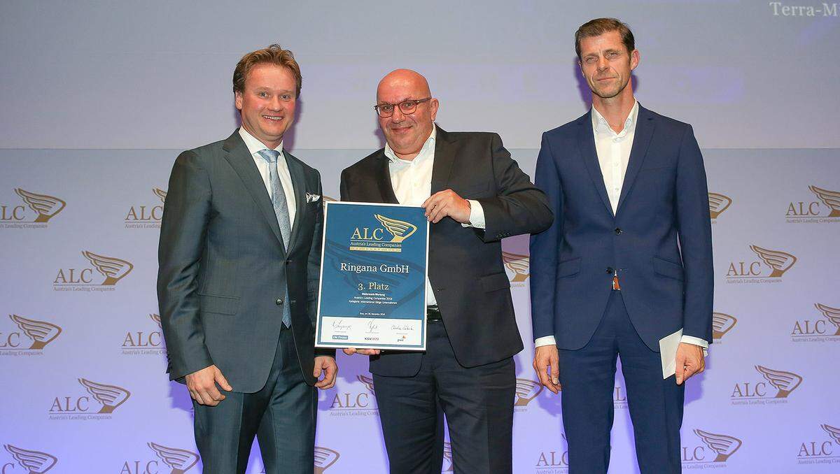 Auszeichnung 3. Platz Kategorie International für die Ringana GmbH (v. l.): IV Steiermark Präsident Georg Knill, der kaufmännische Leiter von Ringana, Michael Russ und A1 Sales Manager Thomas Dornhofer.