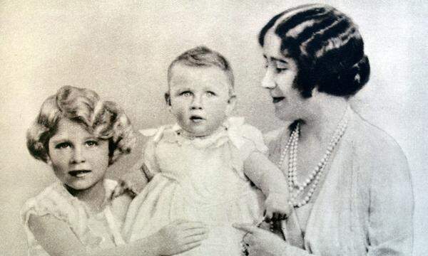 Dass aus dem kleinen Mädchen links auf dem Bild mit Queen Elizabeth II. einmal das längst dienende Staatsoberhaupt der Welt werden sollte, konnte zu diesem Zeitpunkt (Aufnahme etwa um 1932, mit Schwester Margaret und Mutter Elizabeth) noch keiner ahnen. 