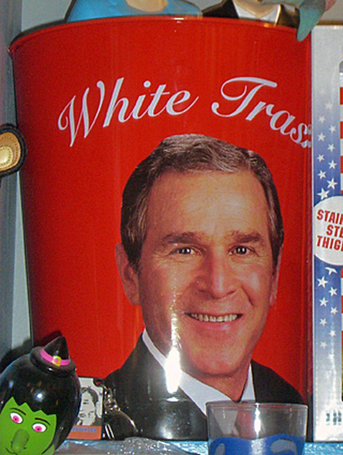 Immerhin wird Bush nicht in den Mülleimer geworfen, sondern prangt oben drauf. Das Portrait an sich mag ja noch charmant sein, der Schriftzug dazu ist es definitiv nicht: "White Trash" bezeichnet nämlich die weiße tiefste Unterschicht der Vereingten Staaten.