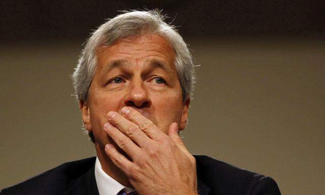 Jamie Dimon muss Federn