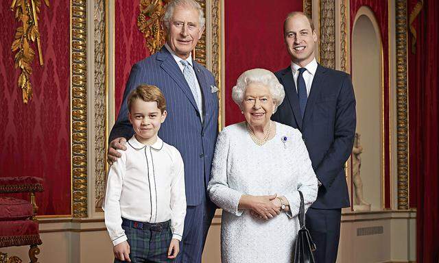 Prince George, Prince Charles, Queen Elizabeth und Prince William auf einem vom Buckingham Palast veröffentlichten Bild.