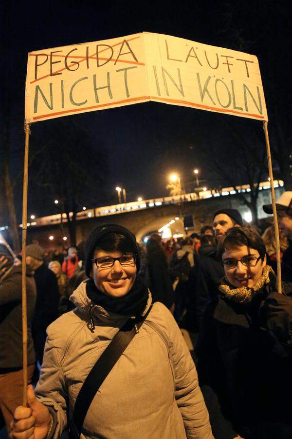 Oberbürgermeister Jürgen Roters zufolge bezieht Köln damit eine "klare Position gegen irrationalen Fremdenhass und Ausgrenzung".Angesichts tausender Gegendemonstranten wurde die Pegida-Kundgebung in Köln nach kurzer Zeit abgebrochen.